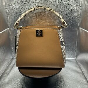 NWT Gorgeous Kate Spade handbag that has strap to make her a crossbody!